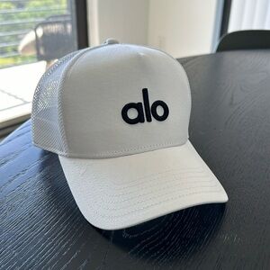 Alo Yoga District Trucker Hat